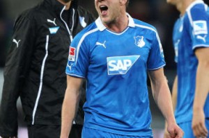  德甲裁判争议判罚引发热议影响联赛竞争格局