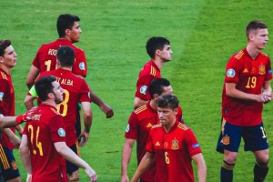  亚眠门将屡现神级扑救，单骑难救主仍获全场最佳