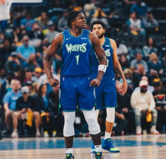  爱德华兹闪耀全场森林狼击败独行侠固季后赛