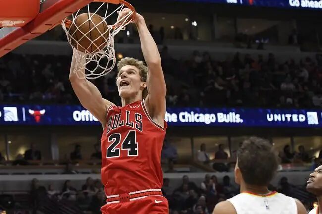  马尔卡宁三分雨浇灭热火，骑士大胜对手巩固东部第四