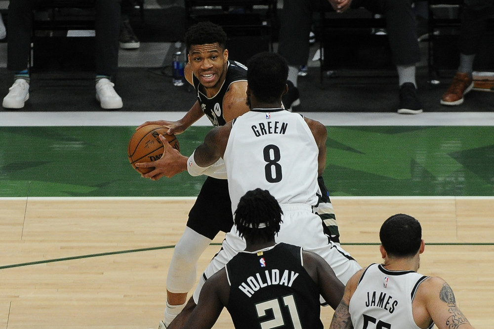  字母哥暴扣绝杀雄鹿一分险胜篮网稳固联盟第一